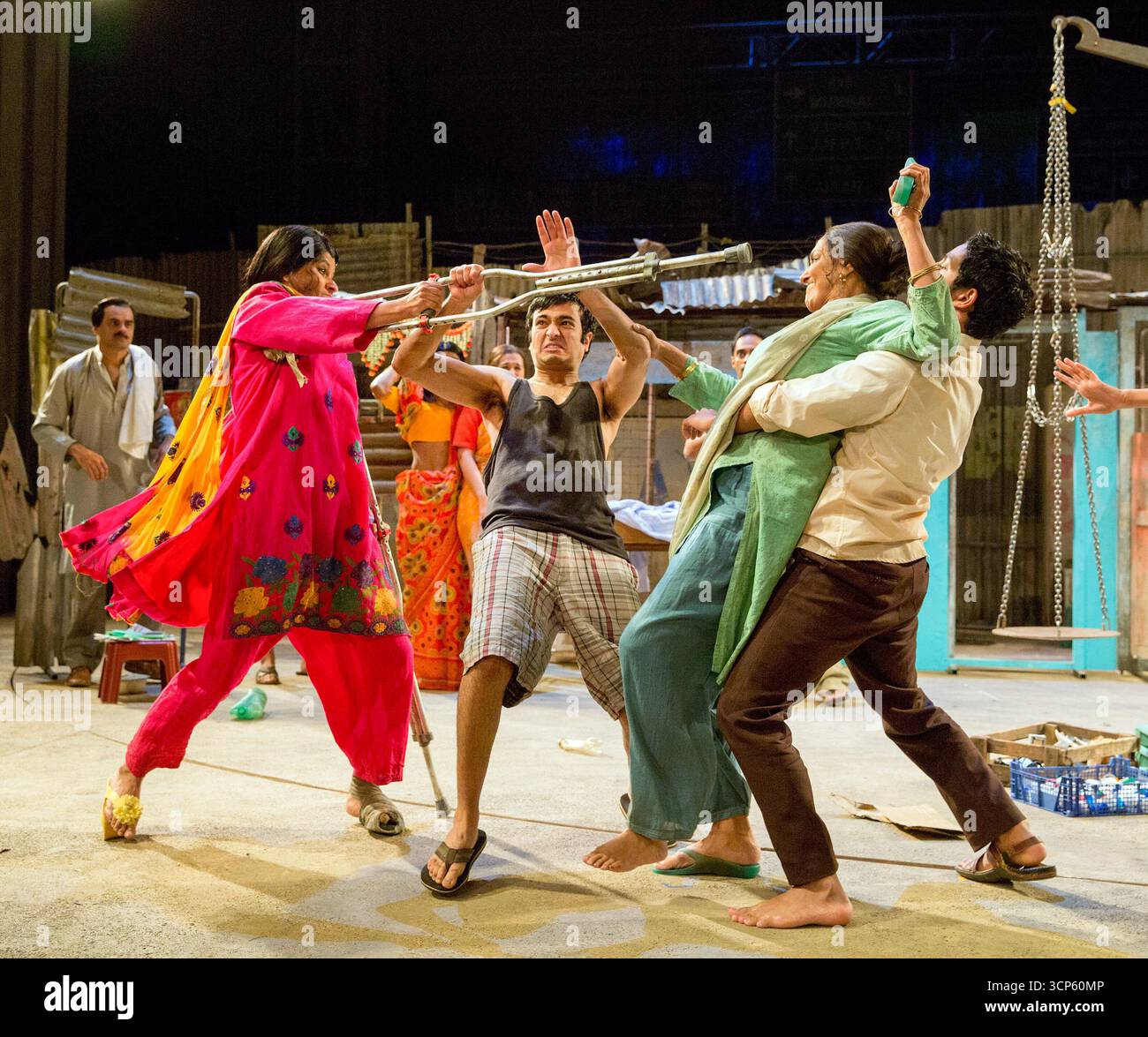 l-r: Thusitha Jayasundera (Fatima Shaikh), Ronak Patani (Mirchi Husain), Meera Syal (Zehrunisa Husain), Shane Zaza (Abdul Husain) in BEHIND THE BEAUTIFUL FOREVERS von David Hare im Olivier Theatre, National Theatre (NT), London SE1 18/11/2014 basierend auf dem Buch von Katherine Boo Design: Katrina Lindsay Beleuchtung: Paule Constable Regie: Rufus Stockfoto