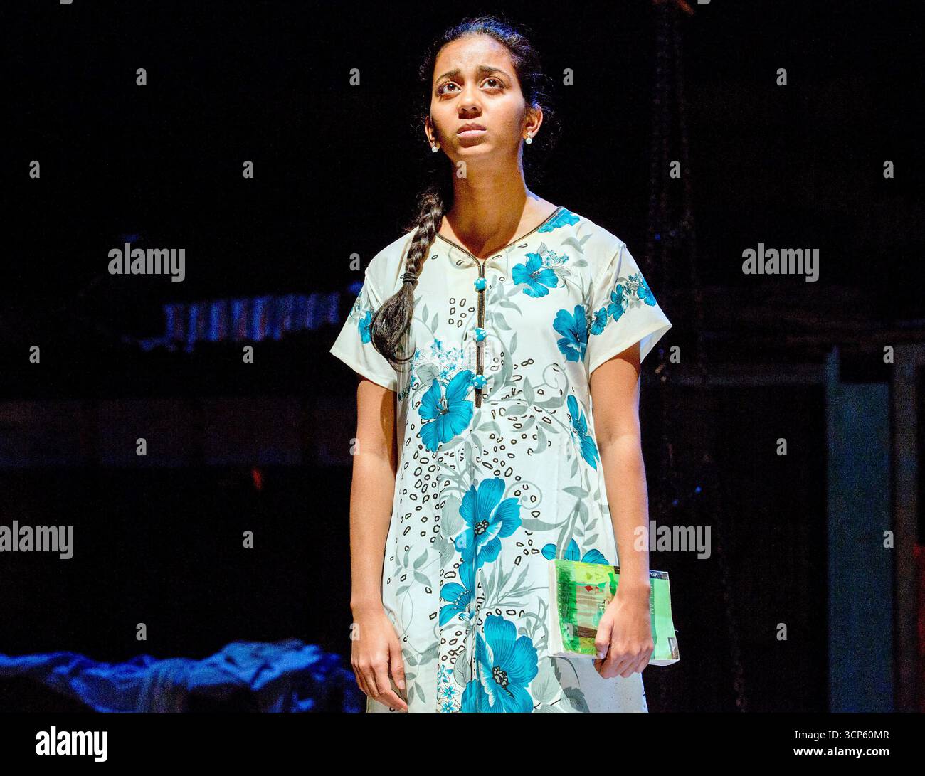 Anneika Rose (Meena Chinnu) in BEHIND THE BEAUTIFUL FOREVERS von David Hare im Olivier Theatre, National Theatre (NT), London SE1 18/11/2014 basierend auf dem Buch von Katherine Boo Design: Katrina Lindsay Beleuchtung: Paule Constable Regie: Rufus Norris Stockfoto