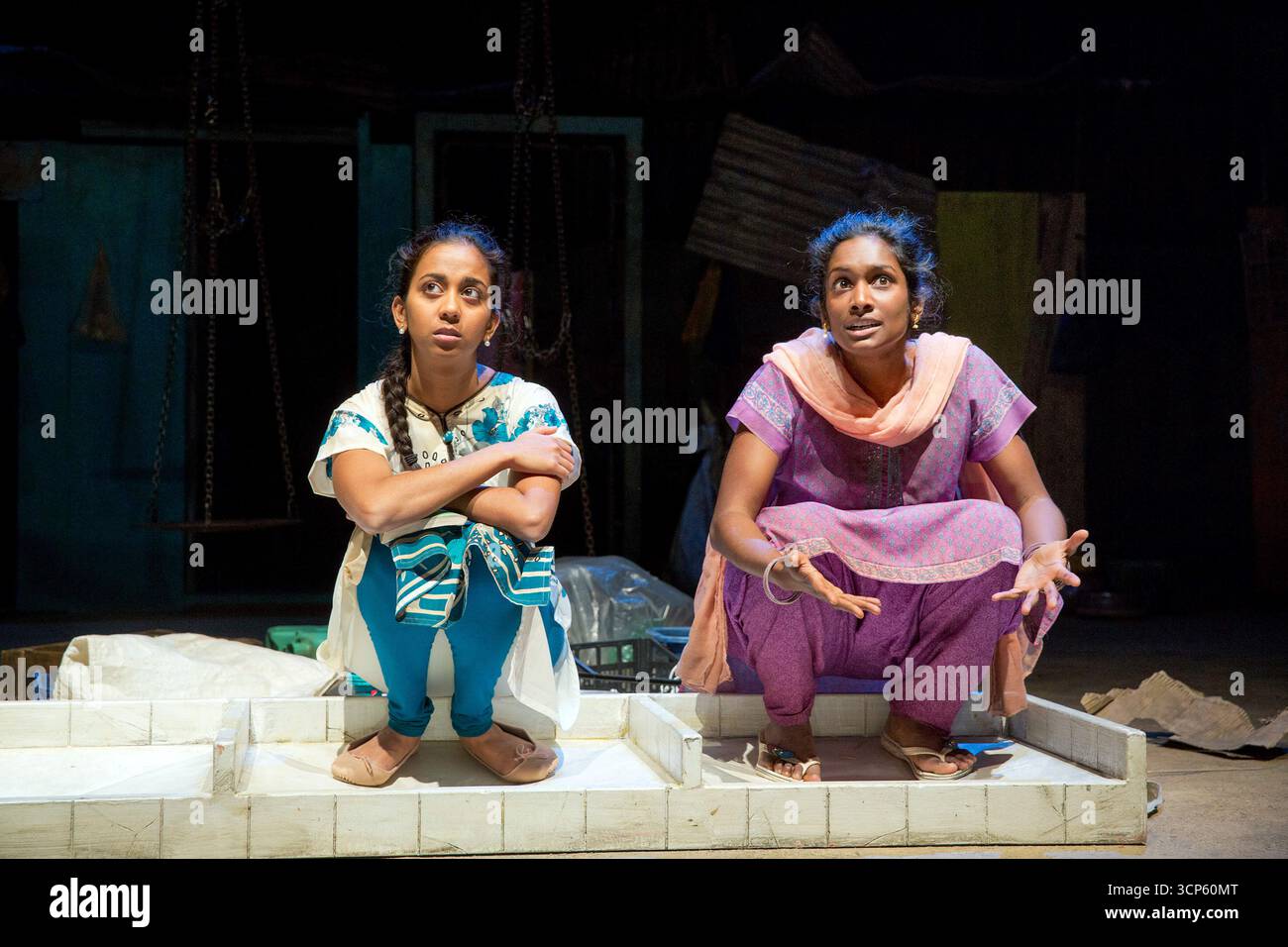 l-r: Anneika Rose (Meena Chinnu), Anjana Vasan (Manju Waghekar) in BEHIND THE BEAUTIFUL FOREVERS von David Hare im Olivier Theatre, National Theatre (NT), London SE1 18/11/2014 nach dem Buch von Katherine Boo Design: Katrina Lindsay Beleuchtung: Paule Constable Regie: Rufus Norris Stockfoto