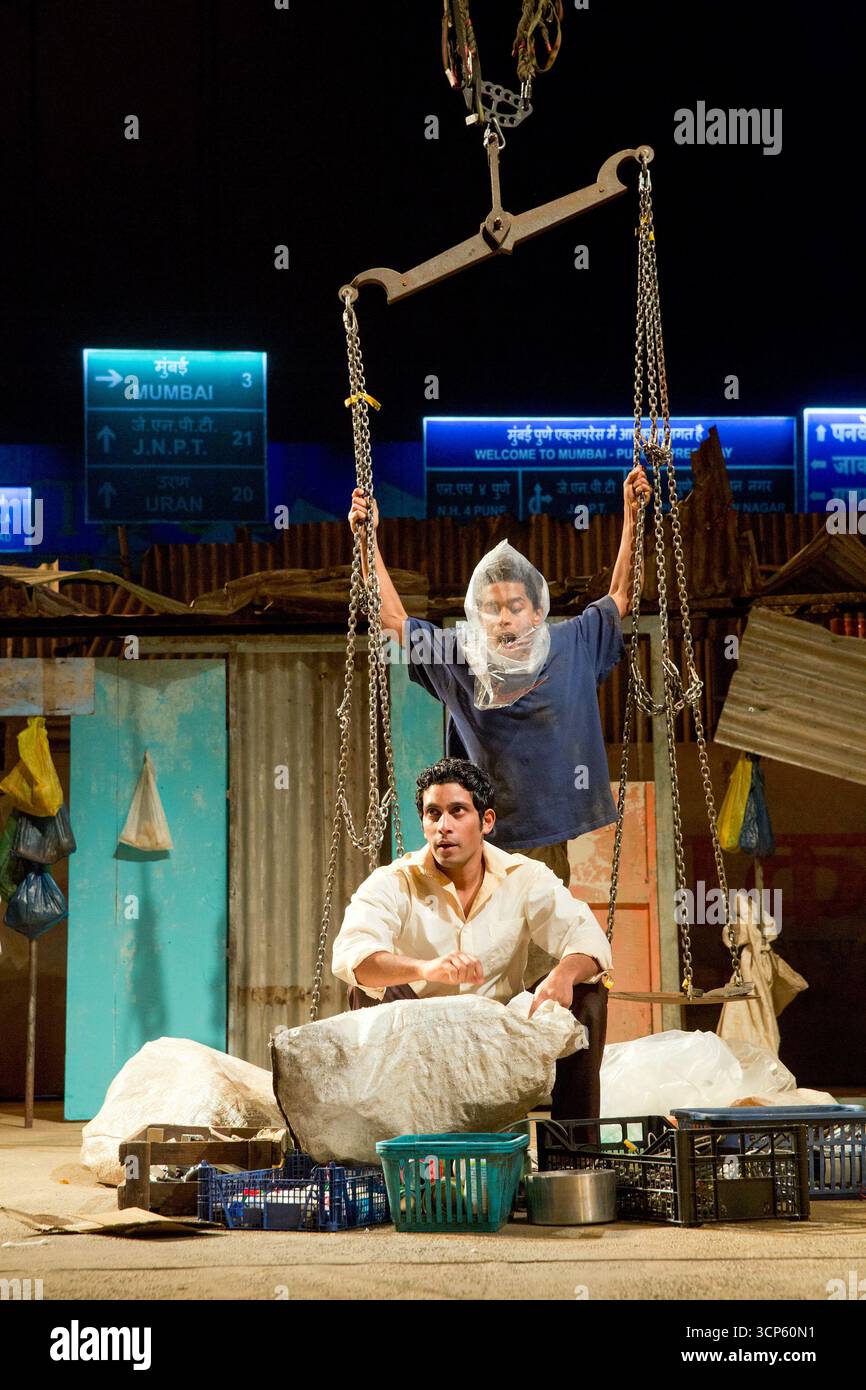 Shane Zaza (Abdul Husain - Front), Hiran Abeysekera (Sunil Sharma) in BEHIND THE BEAUTIFUL FOREVERS von David Hare im Olivier Theatre, National Theatre (NT), London SE1 18/11/2014, basierend auf dem Buch von Katherine Boo Design: Katrina Lindsay Beleuchtung: Paule Constable Regie: Rufus Norris Stockfoto