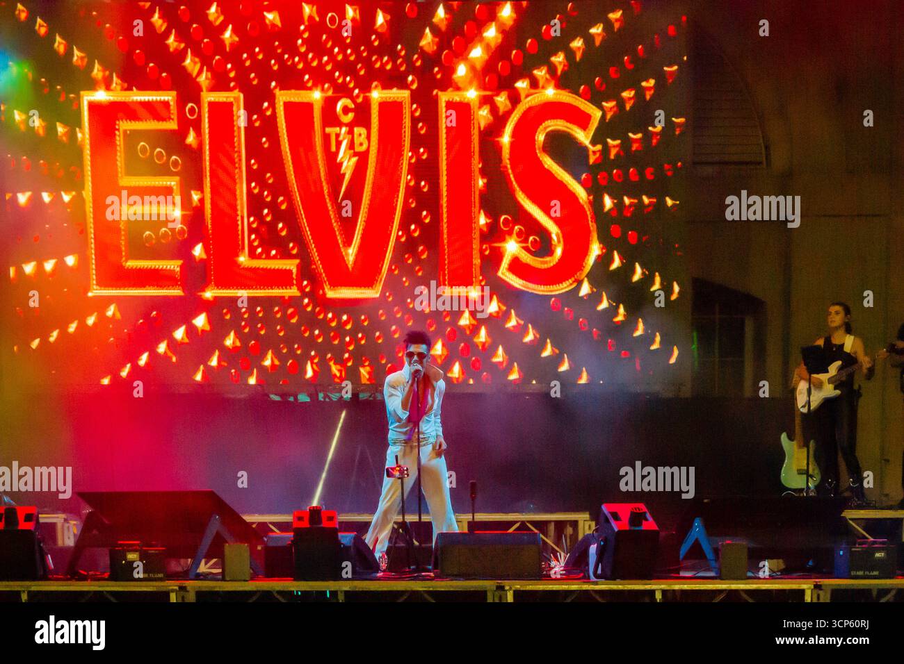 Cospicua, Malta - 20. September 2025 Sängerin im Elvis-Stil tritt auf der Bühne mit weißem Jumpsuit auf Stockfoto