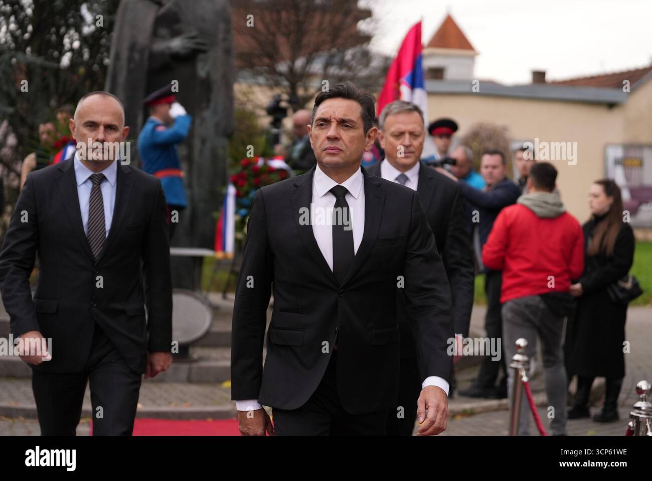 Aleksandar Vulin serbischer Politiker, der vor der salutierenden Armee läuft Stockfoto