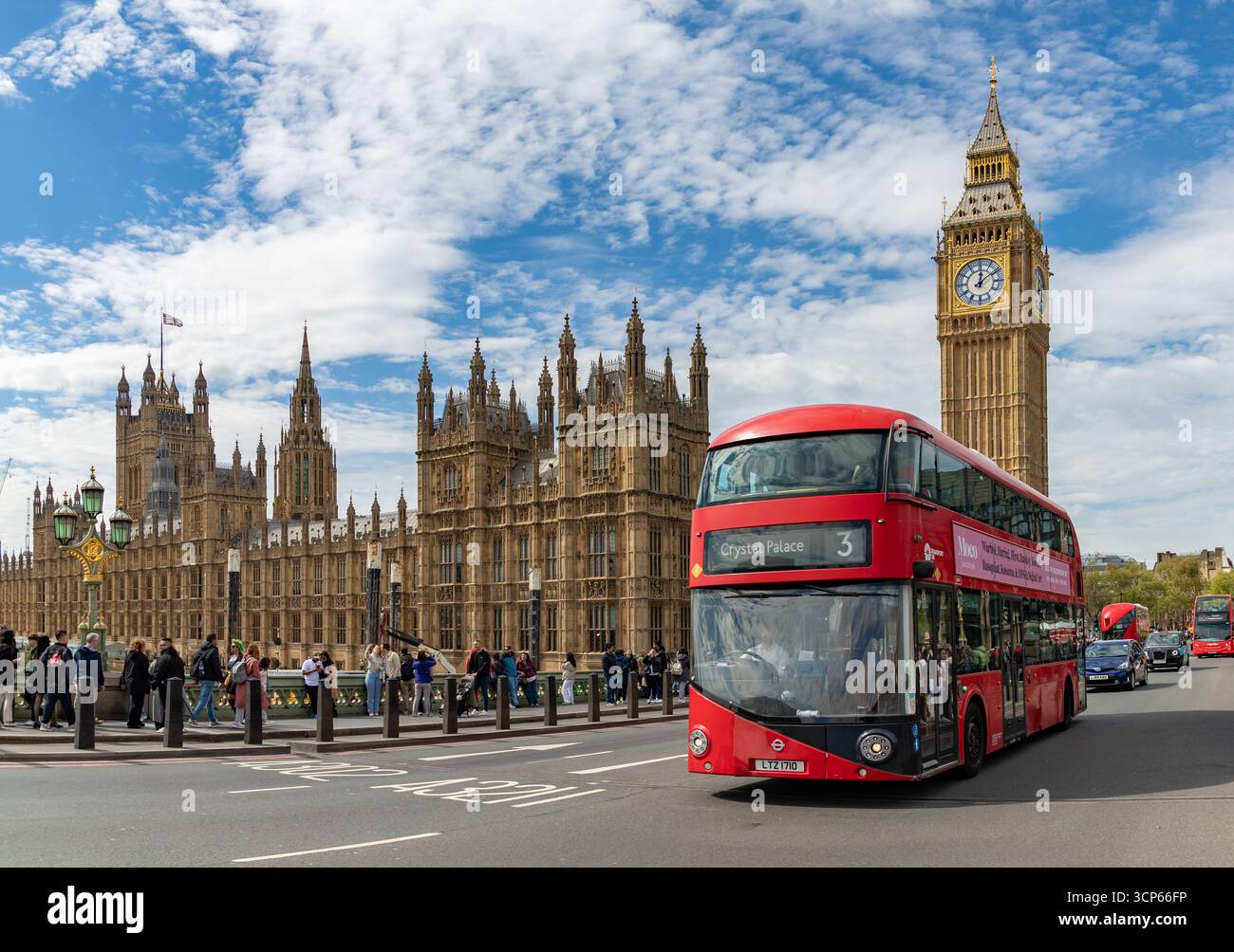 Ein Bild von einem berühmten roten Doppeldeckerbus, der auf der Westminster Bridge und vor dem Big Ben und dem Palace of Westminster fährt. Stockfoto