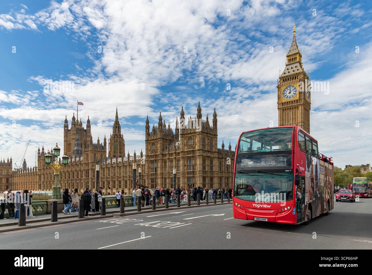 Ein Bild von einem berühmten roten Doppeldeckerbus, der auf der Westminster Bridge und vor dem Big Ben und dem Palace of Westminster fährt. Stockfoto