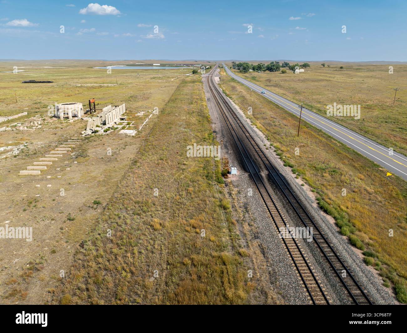 Eisenbahngleise in Nebraska Sandhills mit Betonruinen einer Kalifabrik in der Nähe von Antioch, Nebraska, aus der Vogelperspektive Stockfoto