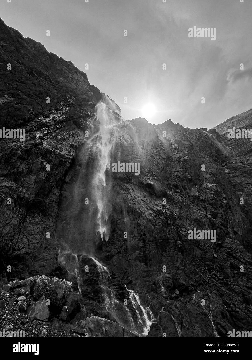Spektakuläre Aussicht auf Cirque de Gavarnie mit Wasserfall in den Pyrenäen Stockfoto