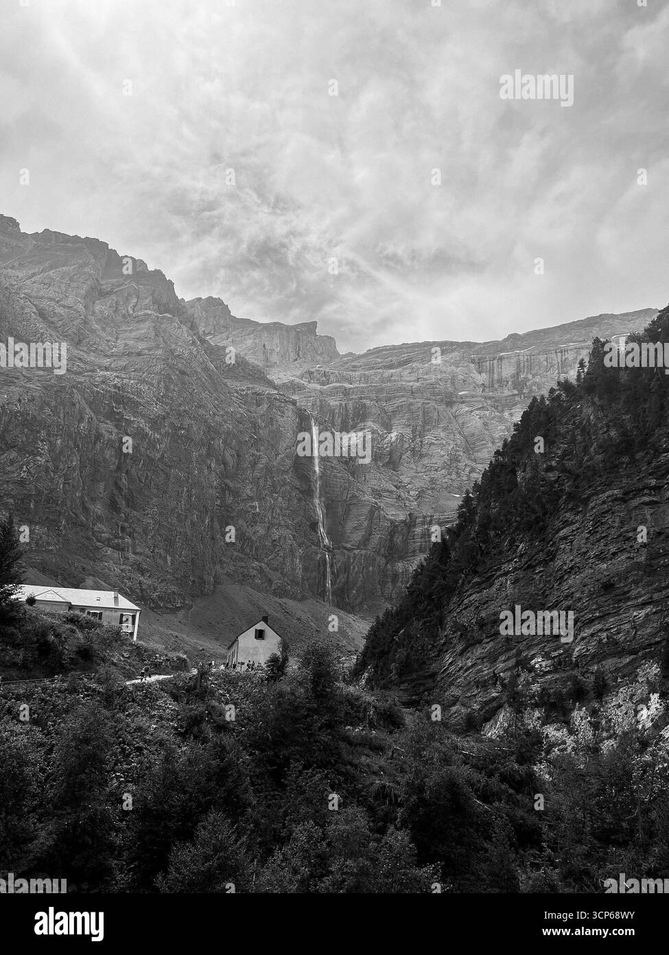 Spektakuläre Aussicht auf Cirque de Gavarnie mit Wasserfall in den Pyrenäen Stockfoto