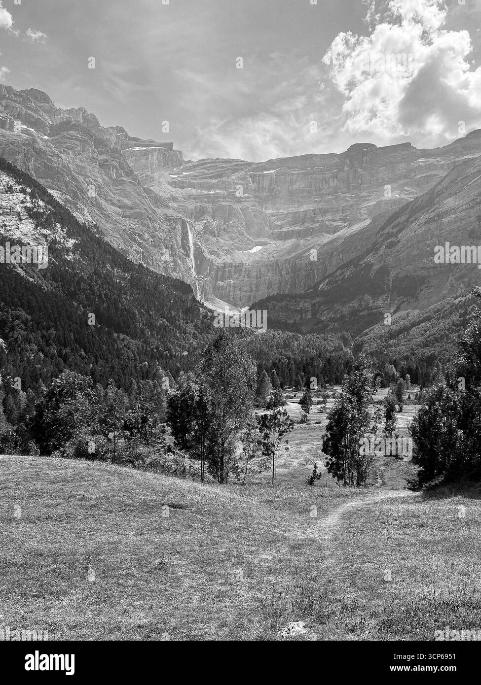 Spektakuläre Aussicht auf Cirque de Gavarnie mit Wasserfall in den Pyrenäen Stockfoto