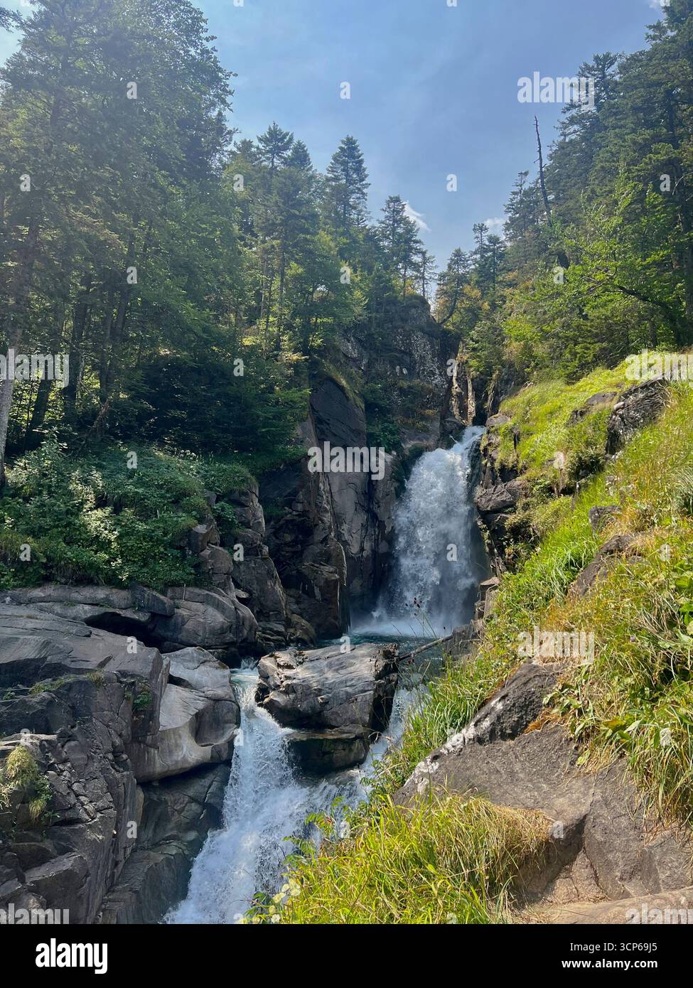 Erkunden Sie die atemberaubenden Wasserfälle am Pont d'Espagne in den Pyrenäen Stockfoto