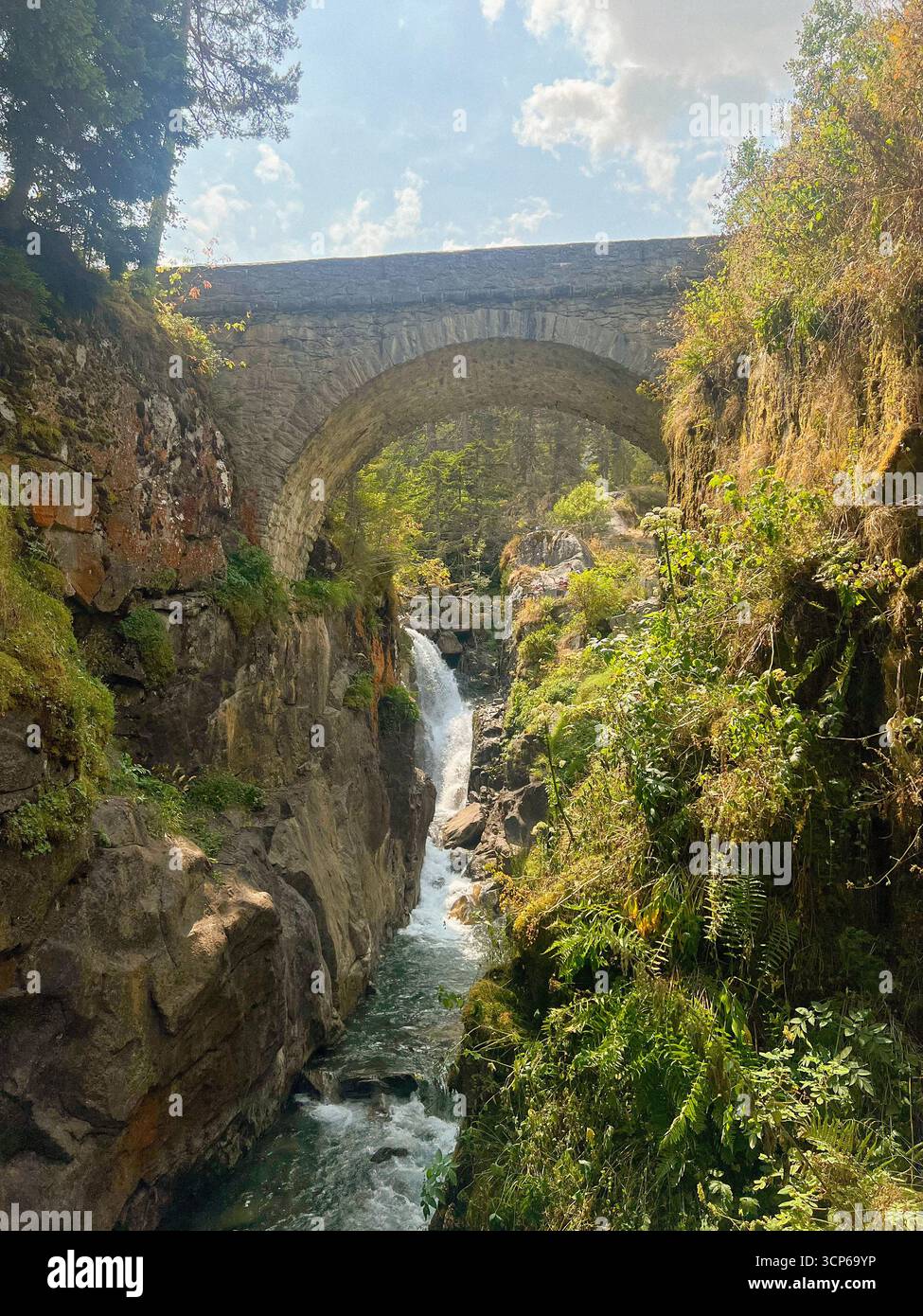Erkunden Sie die atemberaubenden Kaskaden am Pont d'Espagne in den Pyrenäen Stockfoto