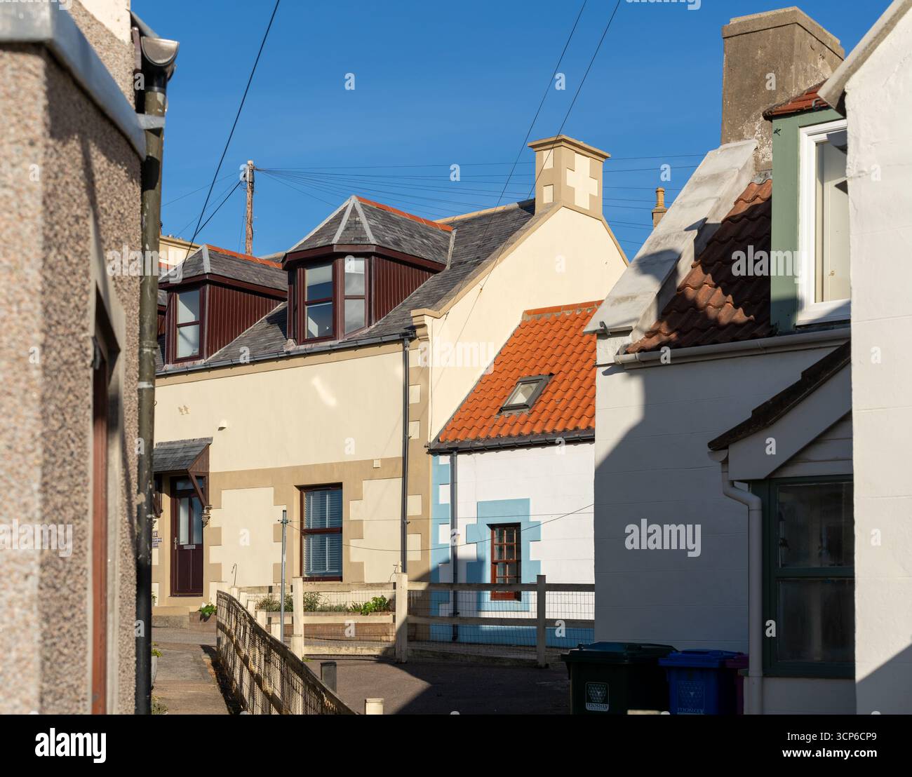 Dies ist eine kleine Straße, die die Häuser und Ferienhäuser im Fischerdorf Findochty, Moray, Schottland umgibt Stockfoto