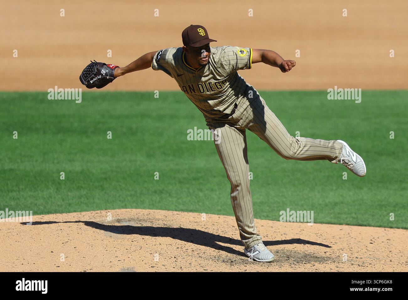 San Diego Padres Relief Pitcher Wandy Peralta (58) wirft während des vierten Inning eines Baseballspiels gegen die New York Mets im Citi Field in Corona, N.Y., Donnerstag, 18. September 2025. (Foto: Gordon Donovan) Stockfoto