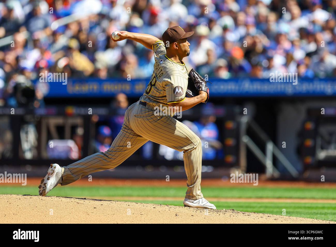 San Diego Padres Relief Pitcher Wandy Peralta (58) wirft während des vierten Inning eines Baseballspiels gegen die New York Mets im Citi Field in Corona, N.Y., Donnerstag, 18. September 2025. (Foto: Gordon Donovan) Stockfoto