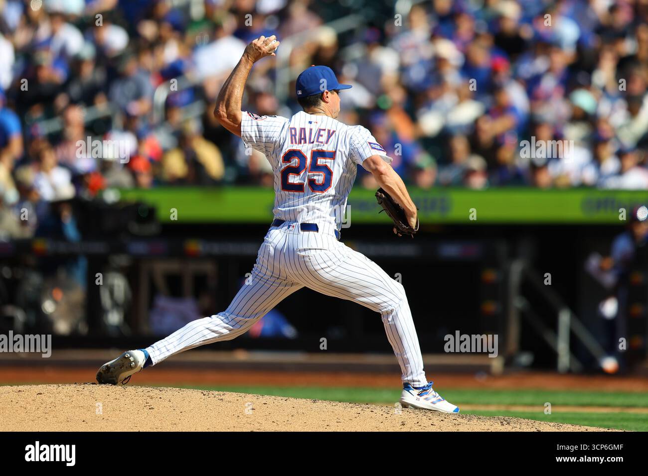 New York Mets Relief Pitcher Brooks Raley (25) wirft während des siebten Inning eines Baseballspiels gegen die San Diego Padres im Citi Field in Corona, N.Y., Donnerstag, 18. September 2025. (Foto: Gordon Donovan) Stockfoto
