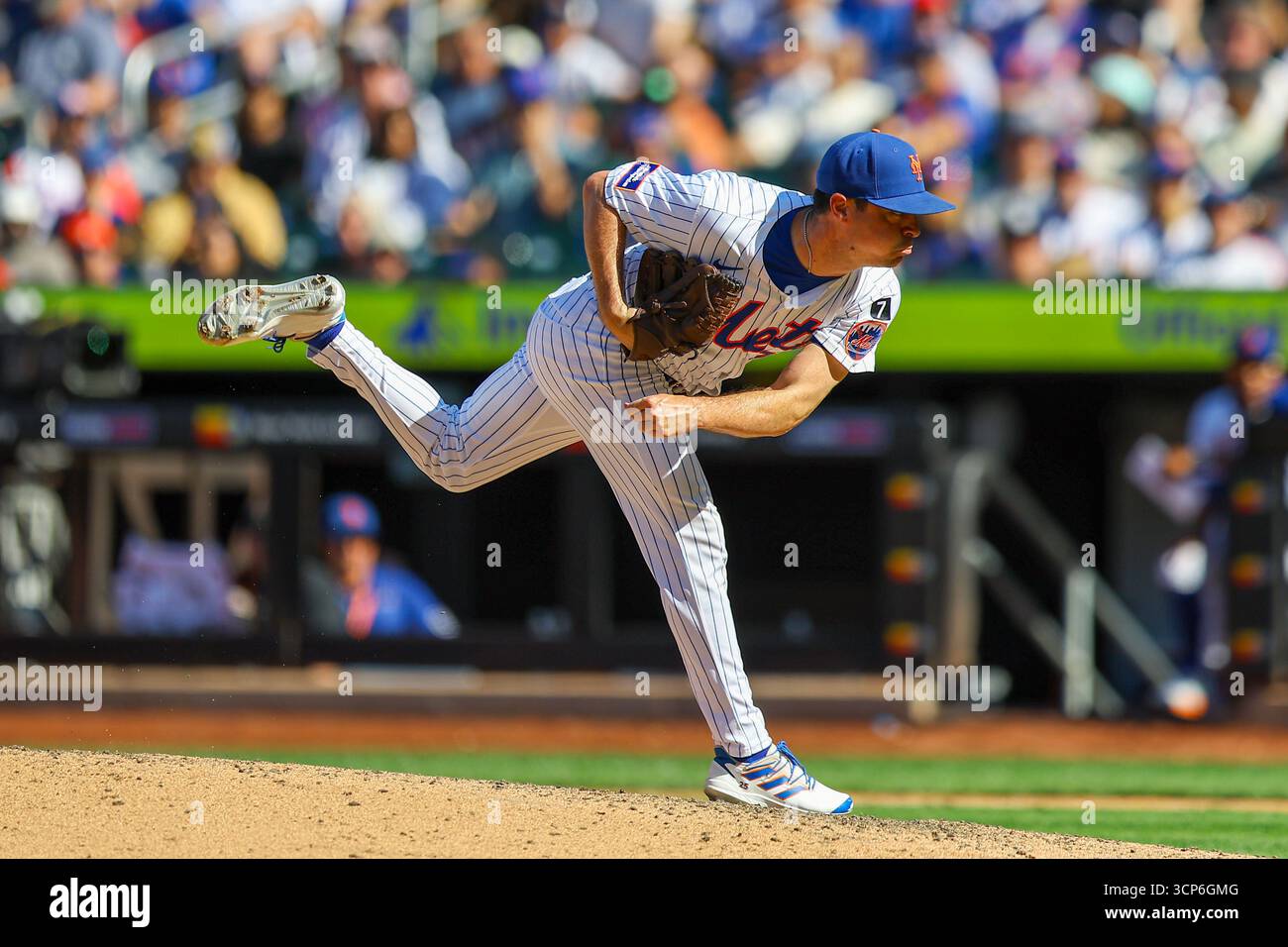 New York Mets Relief Pitcher Brooks Raley (25) wirft während des siebten Inning eines Baseballspiels gegen die San Diego Padres im Citi Field in Corona, N.Y., Donnerstag, 18. September 2025. (Foto: Gordon Donovan) Stockfoto