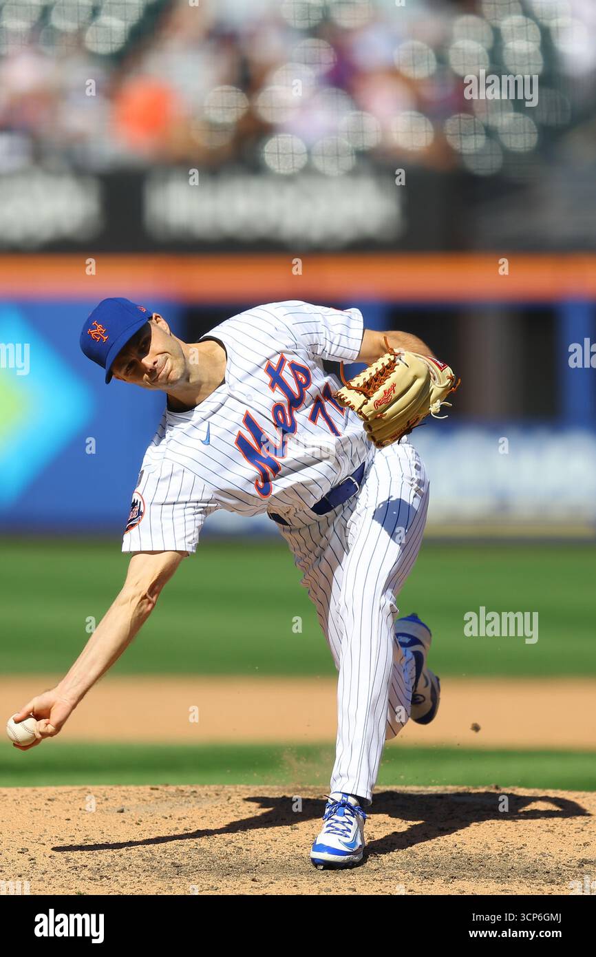 New York Mets Relief Pitcher Tyler Rogers (71) wirft während des sechsten Inning eines Baseballspiels gegen die San Diego Padres im Citi Field in Corona, N.Y., Donnerstag, 18. September 2025. (Foto: Gordon Donovan) Stockfoto