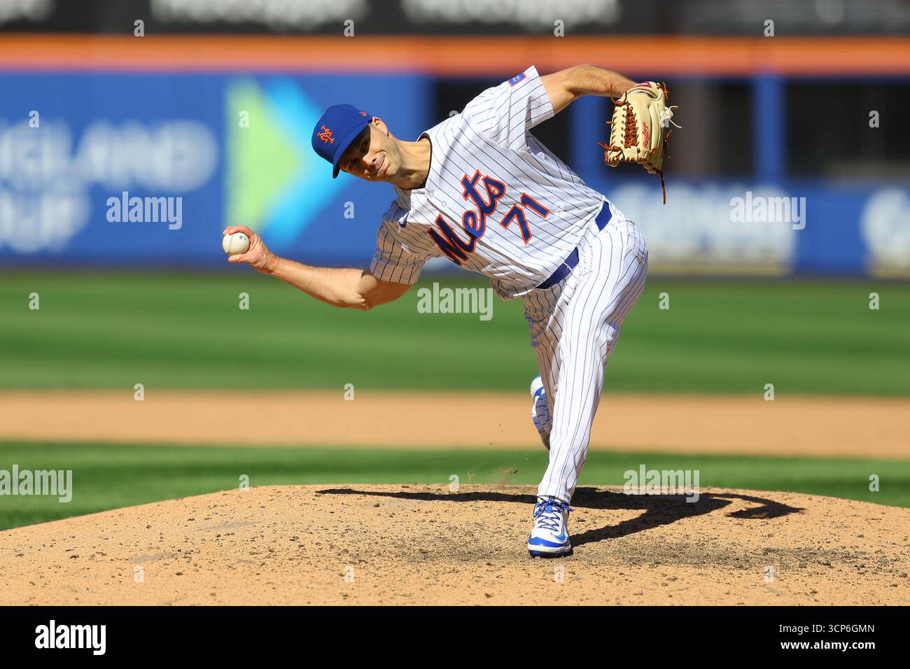 New York Mets Relief Pitcher Tyler Rogers (71) wirft während des sechsten Inning eines Baseballspiels gegen die San Diego Padres im Citi Field in Corona, N.Y., Donnerstag, 18. September 2025. (Foto: Gordon Donovan) Stockfoto