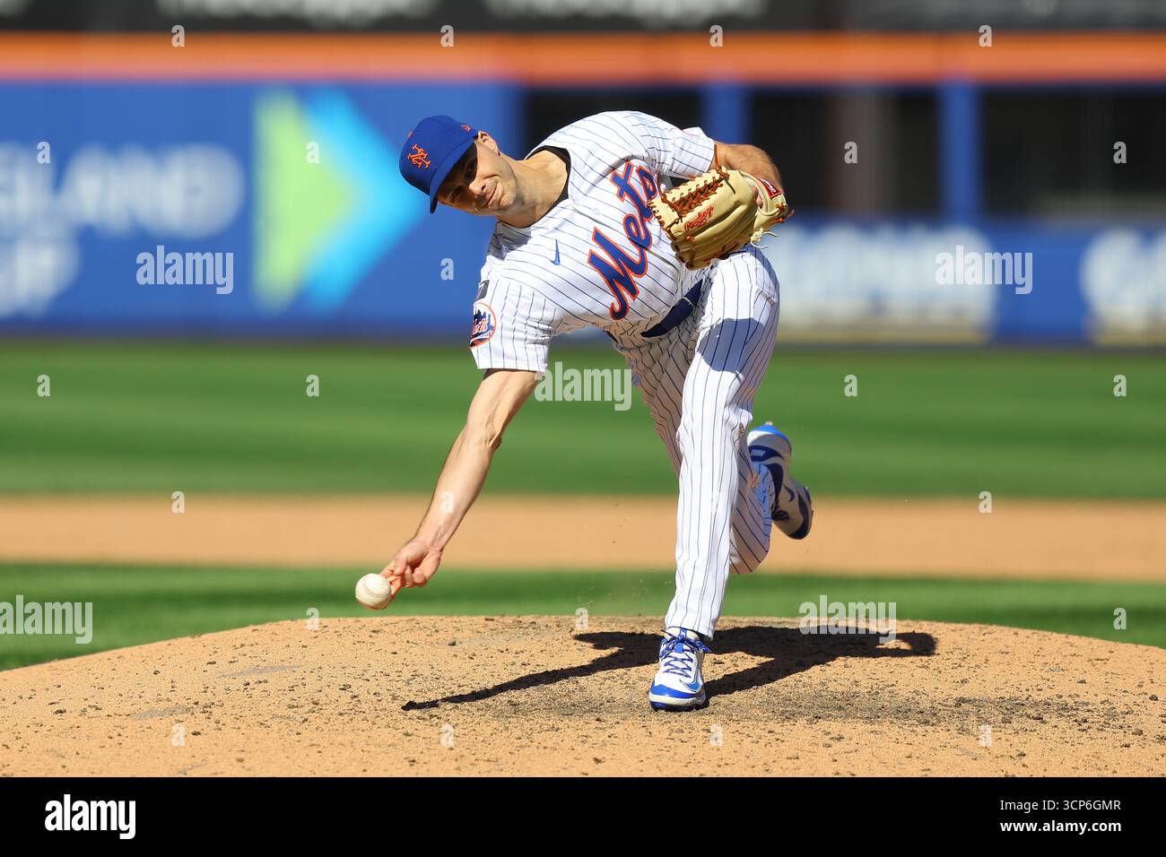 New York Mets Relief Pitcher Tyler Rogers (71) wirft während des sechsten Inning eines Baseballspiels gegen die San Diego Padres im Citi Field in Corona, N.Y., Donnerstag, 18. September 2025. (Foto: Gordon Donovan) Stockfoto