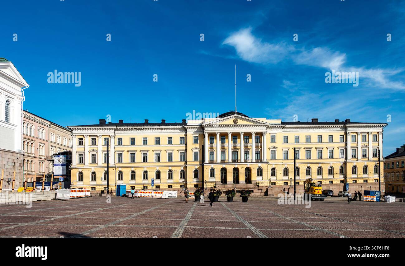 Regierungspalast in Helsinki, Finnland, ein neoklassizistisches Gebäude am Senatsplatz, in dem sich das Büro des Premierministers und der Staatsrat befinden. Stockfoto