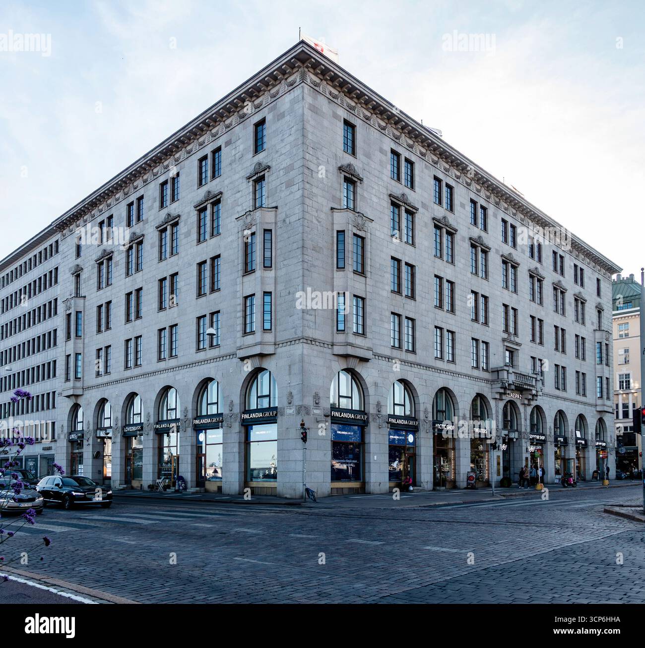 Atlas House in Helsinki, Finnland, ein historisches Geschäftsgebäude in der Nähe des Marktplatzes, mit neoklassizistischer Architektur und modernen Geschäften. Stockfoto