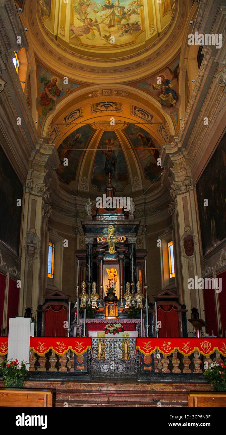 Seveso, Provinz Monza und Brianza, Lombardei, Italien. Heiligtum des heiligen Peter-Märtyrers von Verona. Der Hauptaltar. Stockfoto