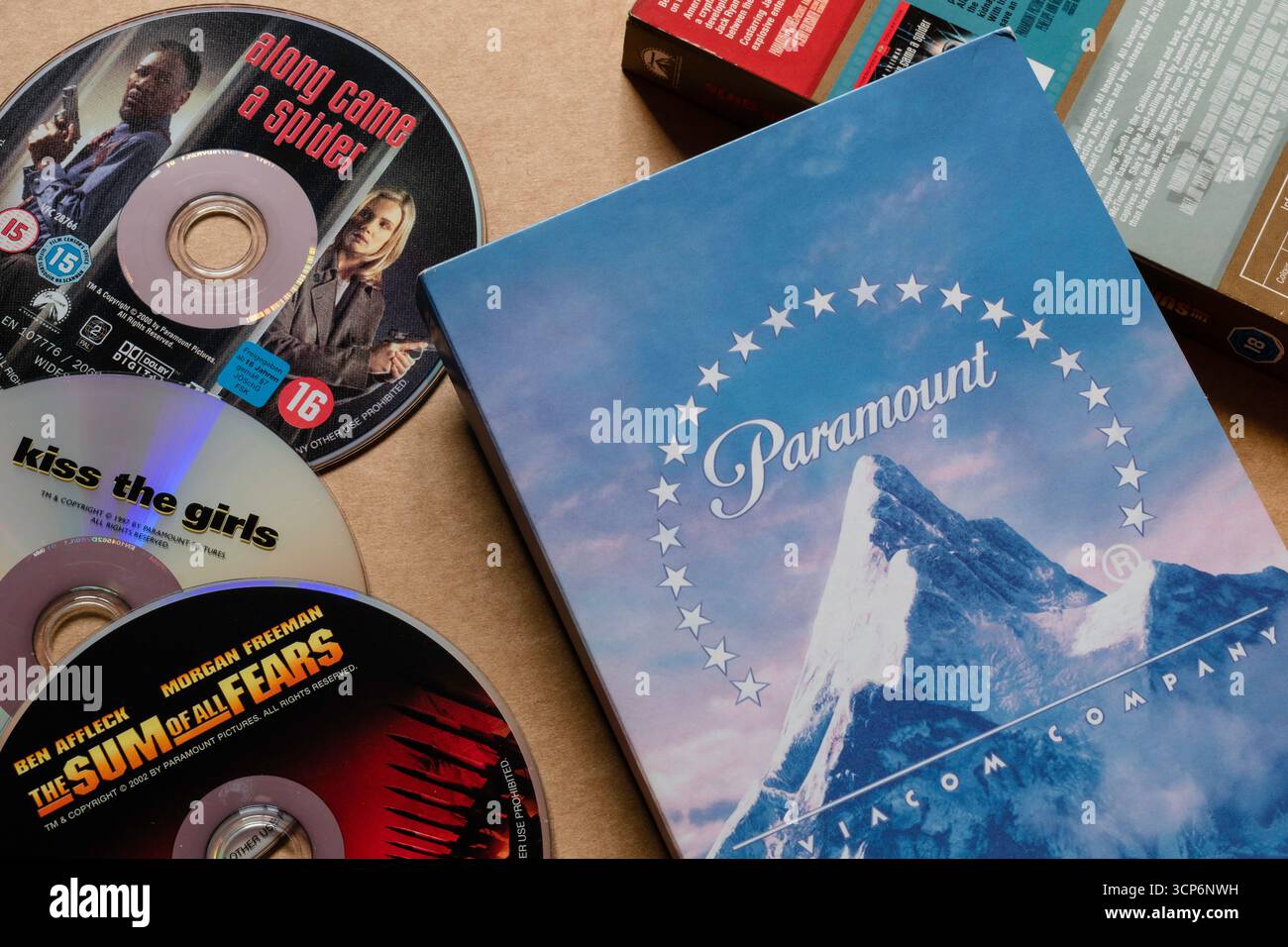 Paramount DVD-Sammlung mit CDs von „Along Come A Spider“, „Kiss the Girls“ und „The Sum of All Fears“, isoliert auf hellem, leerem Hintergrund Stockfoto