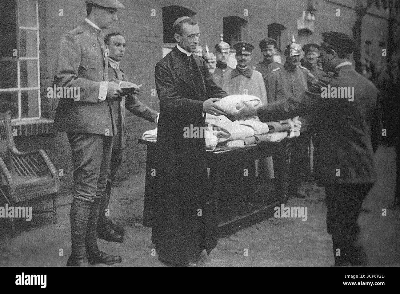 Apostolischer Nuntius in Deutschland. Papst Pius XII. Verteilt Weihnachtsgeschenke an italienische Soldaten in einem deutschen Gefangenenlager. Museum: PRIVATE SAMMLUNG. Autor: ANONYM. Stockfoto