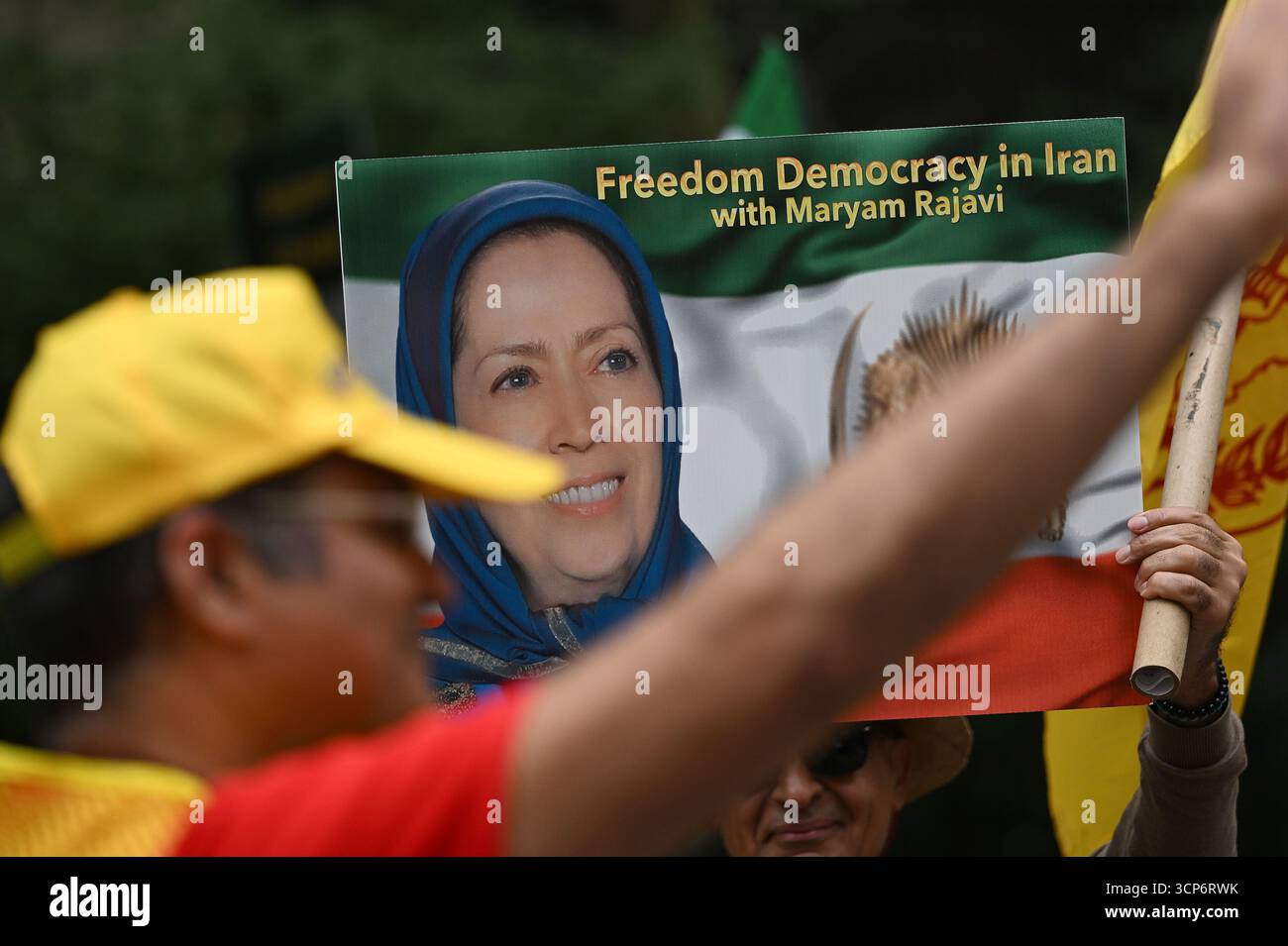 New York, USA. September 2025. Aktivisten der iranisch-amerikanischen Gemeinschaft und ihre Unterstützer versammeln sich am Dag Hammarskjold Plaza gegenüber den Vereinten Nationen, New York, NY, 24. September 2025. Die Kundgebungsteilnehmer verurteilen das derzeitige iranische Regime unter der Führung von Präsident Masoud Pezeshkian, der heute vor der UN-Generalversammlung gesprochen hat, iranische Bürger hingerichtet zu haben. (Foto: Anthony Behar/SIPA USA) Credit: SIPA USA/Alamy Live News Stockfoto