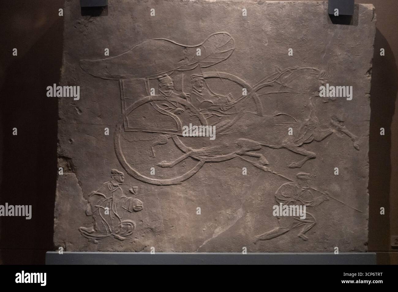 Malerischer Ziegel mit Wagenszene, östliche Han-Dynastie, aus Zengjiabao Han-Gräbern, Chengdu, Sichuan, Volksrepublik China, Asien. Stockfoto