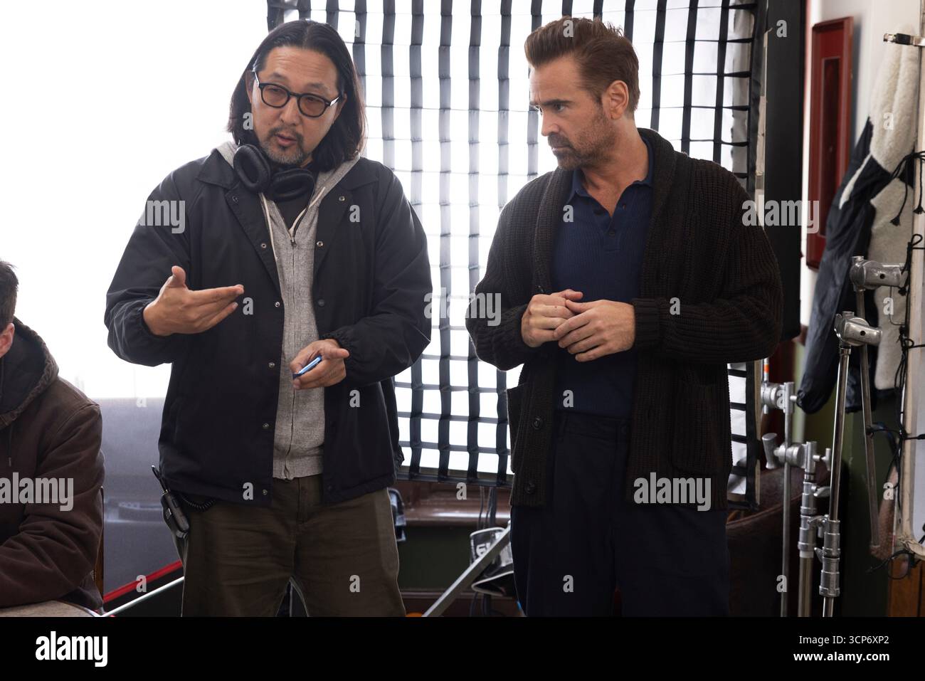 COLIN FARRELL und KOGONADA in A BIG BOLD BEAUTIFUL JOURNEY (2025) unter der Regie von KOGONADA. Quelle: Columbia Pictures / Imperative Entertainment / Album Stockfoto