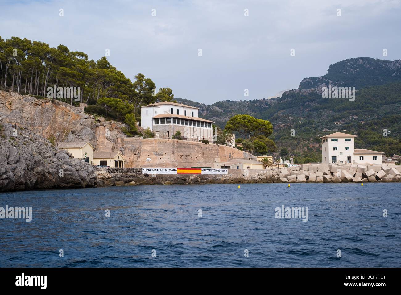 Sóller, Spanien - 7. September 2025: Spanische Militärzone am Meer mit historischem Leuchtturm auf Mallorca. Stockfoto