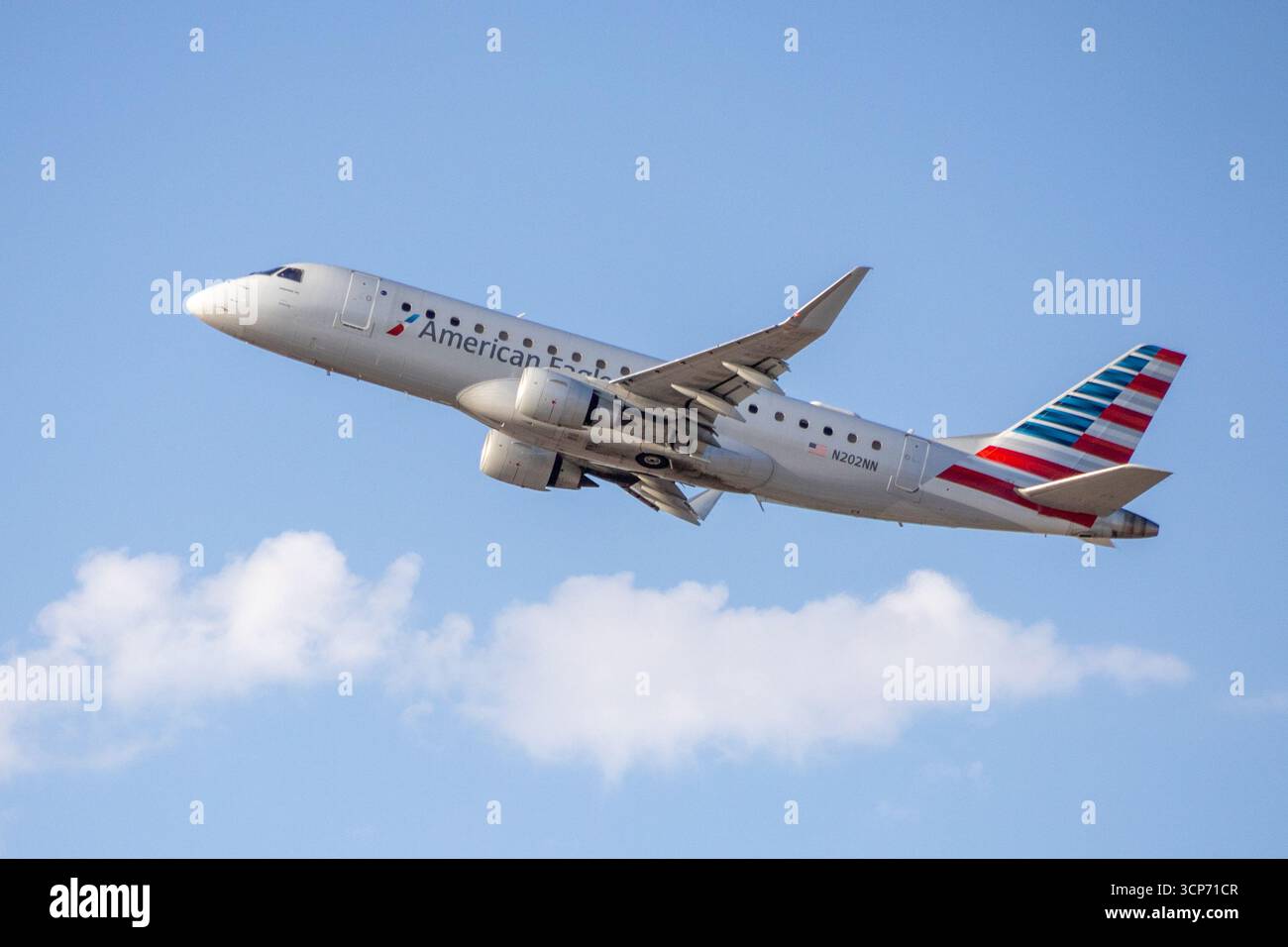 American Airlines American Eagle-Flugzeug startet bei Sunrise am Sky Harbor International Airport in Phoenix Stockfoto