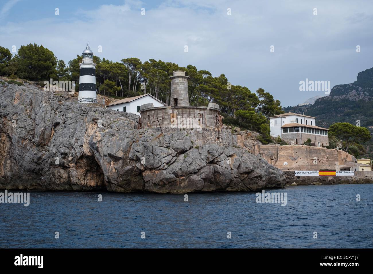Sóller, Spanien - 7. September 2025: Spanische Militärzone am Meer mit historischem Leuchtturm auf Mallorca. Stockfoto