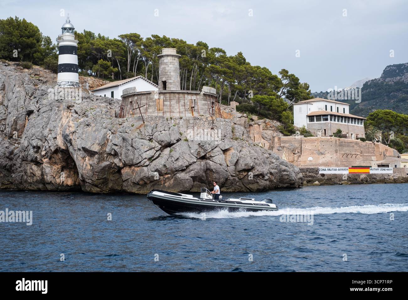 Sóller, Spanien - 7. September 2025: Spanische Militärzone am Meer mit historischem Leuchtturm auf Mallorca. Stockfoto