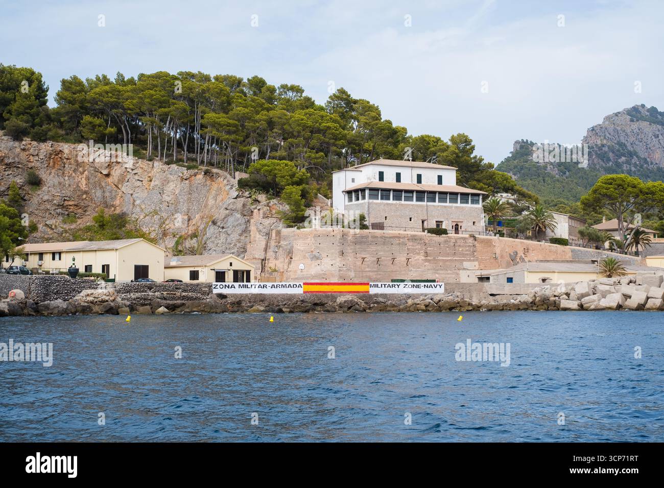 Sóller, Spanien - 7. September 2025: Spanische Militärzone am Meer mit historischem Leuchtturm auf Mallorca. Stockfoto