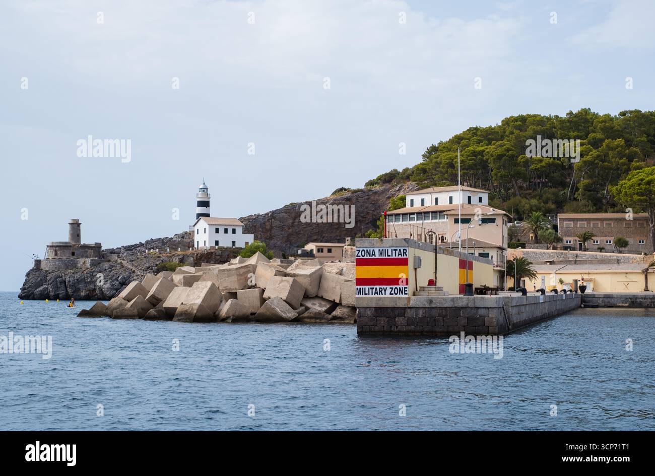 Sóller, Spanien - 7. September 2025: Spanische Militärzone am Meer mit historischem Leuchtturm auf Mallorca. Stockfoto