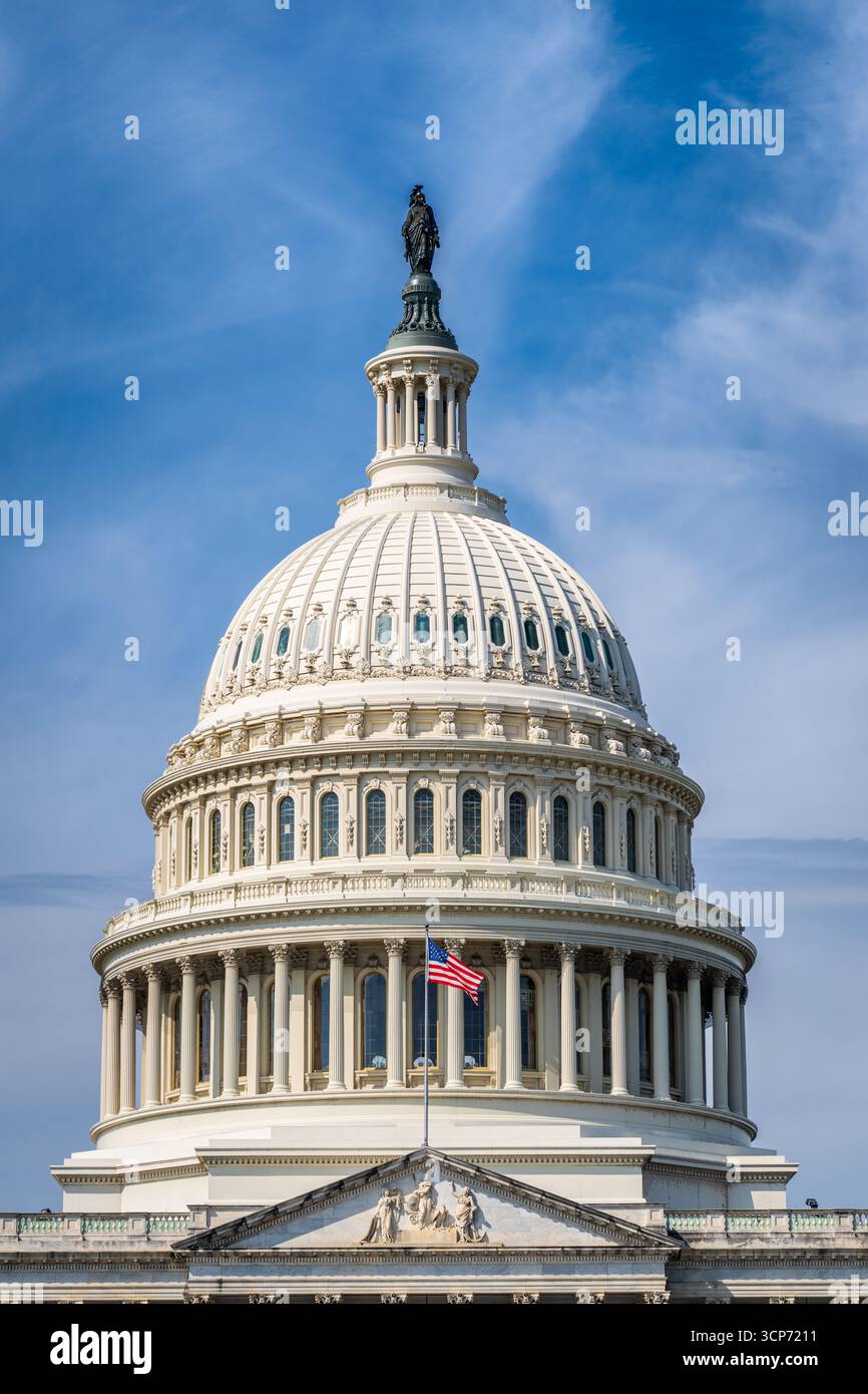 Kuppel des US Capitol Building mit Freiheitsstatue Washington DC // WASHINGTON DC – die Kuppel des Kapitols der Vereinigten Staaten wird von der Freiheitsstatue gekrönt, einer Bronzeskulptur, die etwa 19,5 Fuß (5,9 Meter) hoch ist. Dieses Wahrzeichen in Washington DC ist ein Symbol der Regierung der Vereinigten Staaten und ihrer Legislative. Das Kapitol selbst ist ein Meisterwerk neoklassischer Architektur mit einer markanten Kuppel, die seit seiner Fertigstellung ein Schwerpunkt der Skyline der Stadt ist. Die Freiheitsstatue wurde von Thomas Crawford entworfen und ergänzt Stockfoto