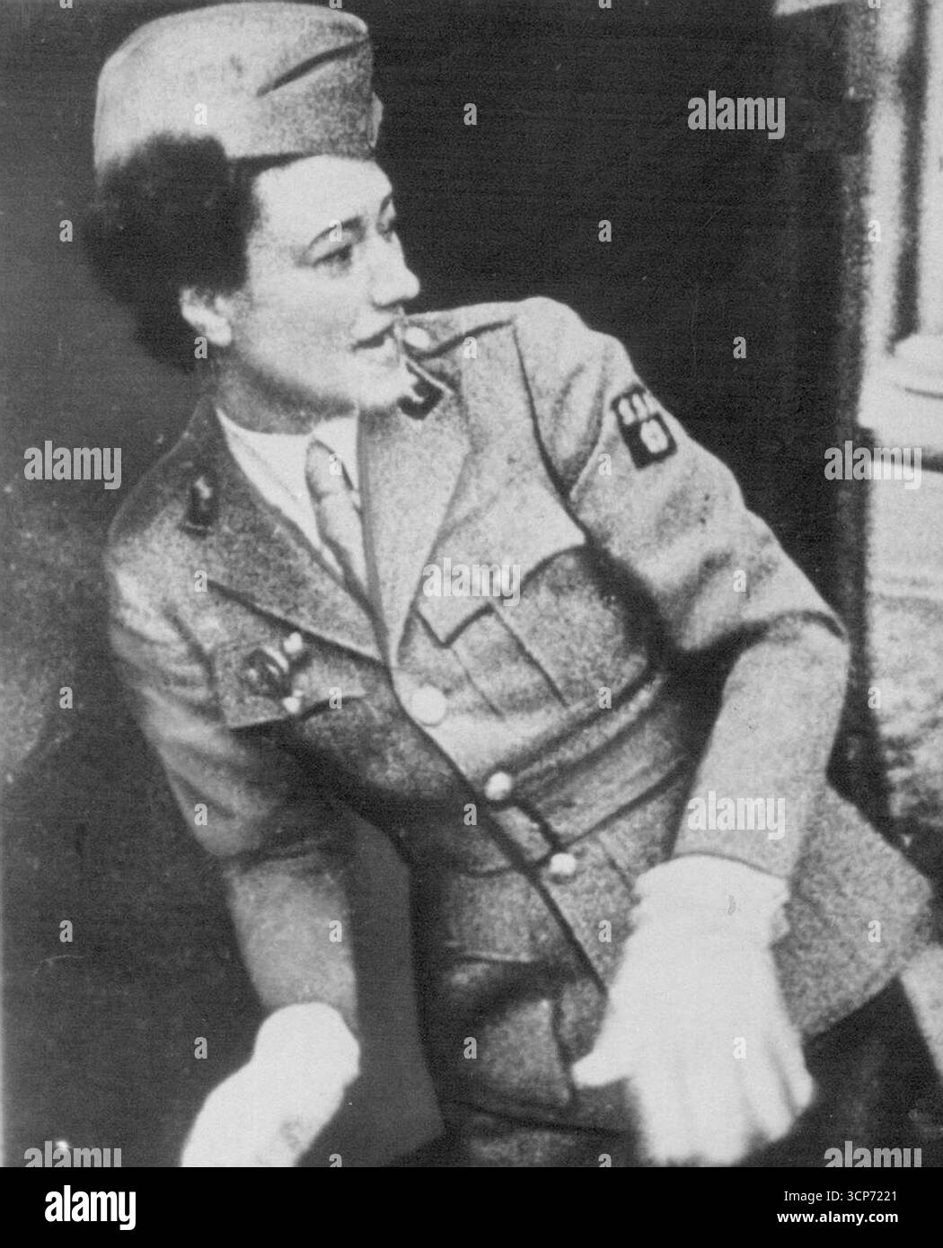 Herzogin von Windsor (L-R) oben und unten in Paris gezeigt Laden von Weihnachtsgeschenken in einen LKW zur Verteilung an französische Soldaten. Sie wird mehrere Pakete übergeben, dreht sich dann um und legt sie in den Heck of Truck, und ruft über ihre Schulter für eine weitere Armvoll Bundles. 11. Juli 1954. Stockfoto