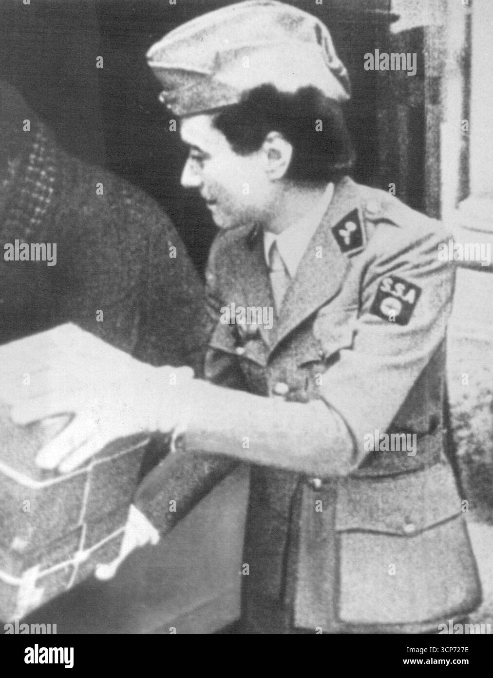 Herzogin von Windsor (L-R) oben und unten in Paris gezeigt Laden von Weihnachtsgeschenken in einen LKW zur Verteilung an französische Soldaten. Sie wird mehrere Pakete übergeben, dreht sich dann um und legt sie in den Heck of Truck, und ruft über ihre Schulter für eine weitere Armvoll Bundles. 11. Juli 1954. Stockfoto