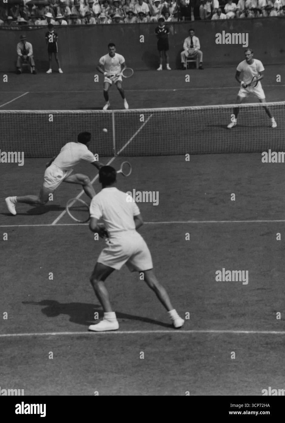 Tony Trabert (USA) kehrt heute am 17. 12. 54 in Brisbane ins Netz zurück, um Davidson im Finale des Davis Cup 1954 zu gewinnen. Auf der Baseline so einstellen, wie sie ist. Gegenüber der Kamera sind Davidson (links) und Bergelin. Dezember 1954. (Foto von The Telegraph Newspapers Ltd.) Stockfoto