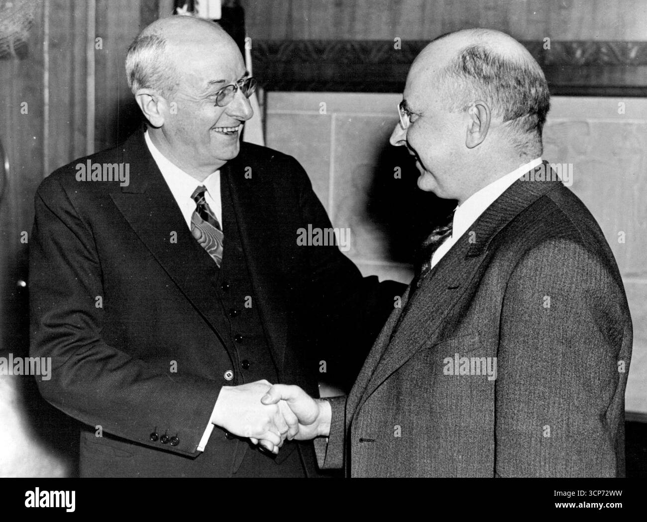 Generalstaatsanwalt, benannt nach dem Liegeplatz des Gerichts -- Generalstaatsanwalt Homer S. Cummings (links), beglückwünscht Generalstaatsanwalt des US-Stanley Reed, in Washington D.C., 15. Januar, nachdem Reed von Präsident Roosevelt für das Amt des Obersten Gerichtshofs nominiert worden war, das durch den Ruhestand von Associate Justice George Sutherland freigelassen wurde. Mr. Reed hat vor dem Gericht, dem er benannt wurde, auf die New Deal-Gesetzgebung gedrängt. Januar 1938. (Foto von ACME). Stockfoto