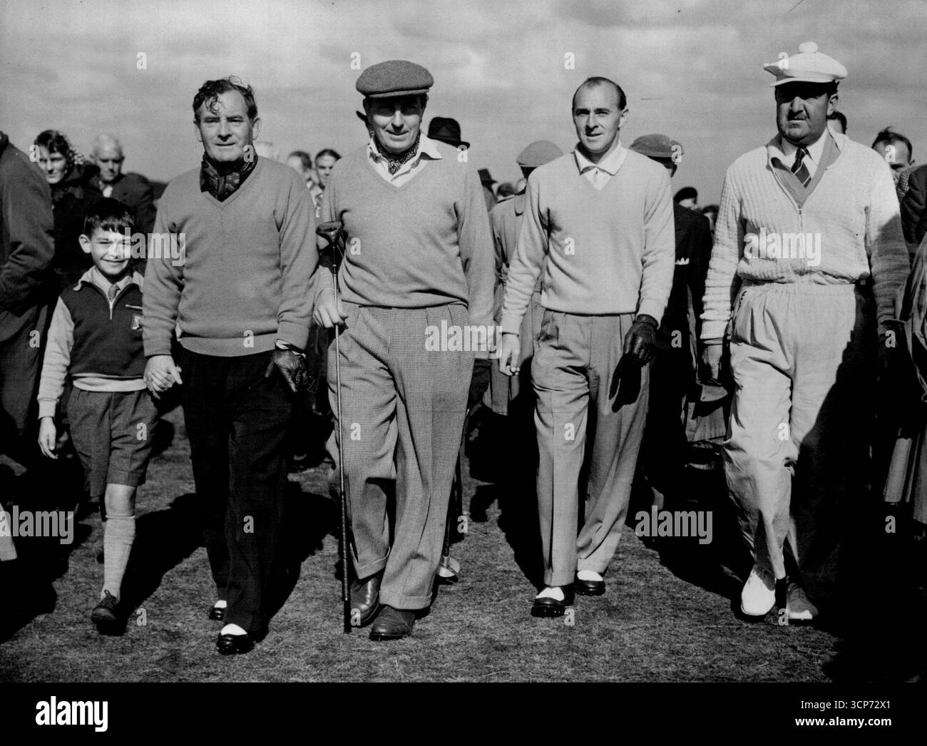 Four Famous Golfer CompeteDer vier Spieler, die zwischen den Schlägen laufen. Von links nach rechts Fred Daly, Henry Cotton, Eric Brown und Bobby Locke. Dalys Hand hält ist sein 10-jähriger Derek Kemp Sohn des lokalen Postmanns. Vier berühmte Golfer trafen sich heute (Freitag) in einem vier-Ball-Challenge-Match in Walton Heath, Surrey. Sie sind Henry Cotton (Royal Mid-Surrey) und Fredy Daly (Südafrika) und Eric Brown (Sandy Lodge). Das Spiel wurde von zwei nationalen Sonntagszeitungen unterstützt und bestand aus Einsätzen von £500 für die Gewinner und £200 für die Verlierer. September 1952. (Foto von Reuterphoto). Stockfoto
