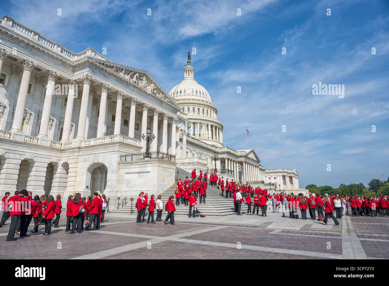 WASHINGTON DC Group aus SkillsUSA in Red Jackets // WASHINGTON DC – Eine große Gruppe von Schülern aus SkillsUSA, erkennbar an ihren passenden roten Jacken, versammelte sich auf dem platz vor dem U.S. Capitol Building. Das U.S. Capitol Building ist der Versammlungsort des US-Kongresses und Sitz der Legislativabteilung der Bundesregierung. Seine ikonische Kuppel ist ein Symbol der amerikanischen Demokratie. Die Anwesenheit der Gruppe auf dem Gelände des Kapitols deutet auf einen Bildungsbesuch oder die Teilnahme an einer Bürgerveranstaltung hin. SkillsUSA ist eine Karriere- und technische Studentenorganisation Stockfoto