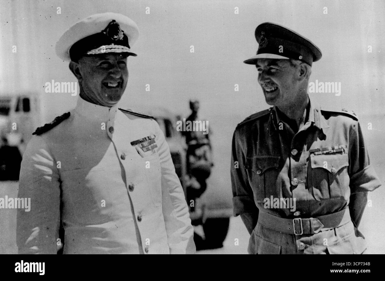 Famous Brothers Meet: Dieses historische Bild zeigt Generalleutnant Alan Cunningham, K.C.B., D.S.O. M.C., General Officer der ostafrikanischen Streitkräfte, mit seinem älteren Bruder, Admiral Sir Andrew Cunningham, G.C.B., D.S.O., C.-in-C. Medi unterirdische Flotte. September 1941. (Foto von britischem Offizieller Phograph). Stockfoto