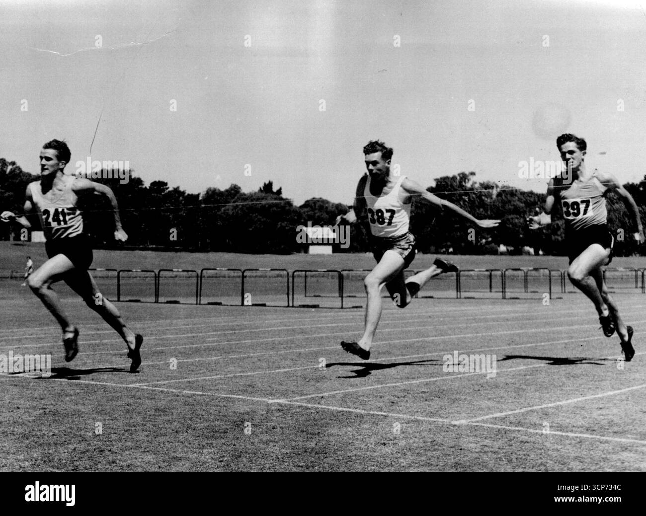 Das sportliche Event im Westaustralischen Interclub zeigt de Gruchy seinen mühelosen Stil. Er schlägt den australischen Juniorsprint-Champion Graham Gipson (ebenfalls West Australian) und Max Evans, einen guten ***** . Juli 1951. Stockfoto