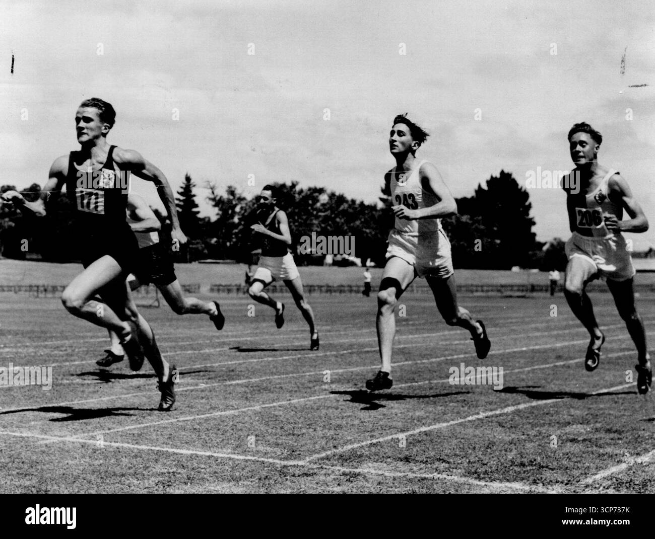 Der WA-Sprinter Bill de Gruchy (171) hat einen tollen Abschluss, um die starken Rivalen I. Wood (243) und F. Fox (206) zu besiegen. In 100 yd. Staatsmeisterschaft. November 1951. Stockfoto