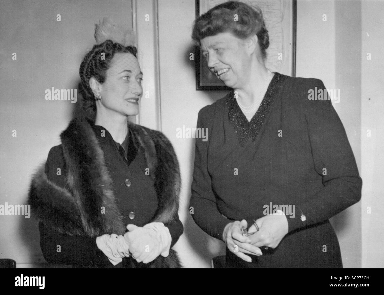 Ein freundlicher Besuch. Die Herzogin von Windsor (links) und Mrs. Franklin D. Roosevelt, während sie sich hier am 28. Oktober im Büro für Zivilverteidigung unterhalten haben, dessen stellvertretende Direktorin Mrs. Roosevelt ist. Das Treffen wurde arrangiert, als Mrs. Roosevelt wegen einer Redeverlobung außerhalb der Stadt nicht beim Mittagessen des Weißen Hauses für die Windsors anwesend sein konnte. Oktober 1941. (Foto von Wide World Photos). Stockfoto