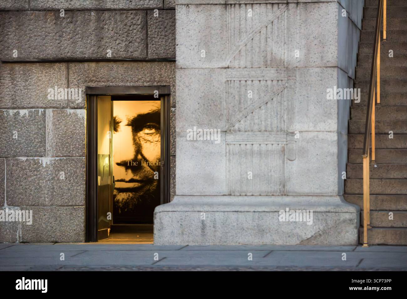 Lincoln Memorial Portrait Mural Washington DC // WASHINGTON DC – Ein Portrait von Abraham Lincoln ist in einem Ausstellungsbereich im Lincoln Memorial zu sehen. Das Denkmal in Washington D.C. ist ein bekanntes nationales Denkmal, das dem 16. US-Präsidenten gewidmet ist. Es ist ein bedeutendes historisches und kulturelles Wahrzeichen und zieht Besucher aus der ganzen Welt an. Das Wandgemälde bietet eine visuelle Darstellung von Lincolns dauerhaftem Erbe. Stockfoto