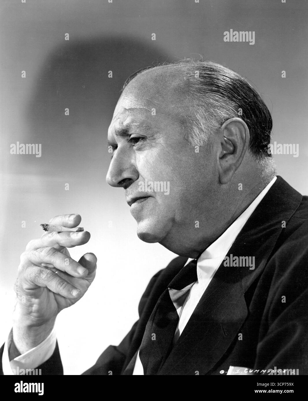 Produzent - Irving Cummings, 1947, produziert den Susan Peters-Alexander Knox mit dem Film The Sign of the RAM als unabhängige Produktion für Columbia. Juli 1947. (Foto: Ned Scott, Columbia Pictures) Stockfoto