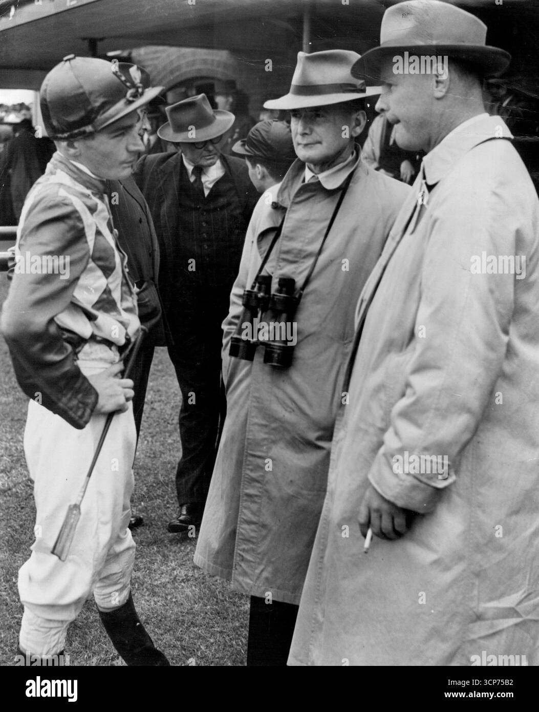 Jäger, die einen glühenden Tag in Fleming-Ton hatten, beobachteten schweigend, wie Sturmglühen, eine 20:1-Chance, nach dem Sieg des ersten Königs ford Highweight wieder in die Skala zurückkehrten. Double Entry (7:2, Favorit), der hinter Storm Glow und Magic Feb Dritter wurde, war die sechste öffentliche Lust, zu scheitern.Storm Glow wurde kürzlich von Jim Cummings aus Adelaide gebracht, der Comic Court während seiner Karriere trainierte. Storm Glow konnte letzten Samstag nur den 17. Platz hinter ne Carol in den Patrobas Welter in Caulfield erreichen und es gab keinen Anreiz, ihn heute zu unterstützen. er eröffnete mit 16:1, berührte 25-1 und startete mit 20:1. Stockfoto